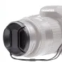 Kaiser 77 mm snap-on objektyvo dangtelis su nuosavybės šnuru, pritvirtintas prie Olympus kameros objektyvo