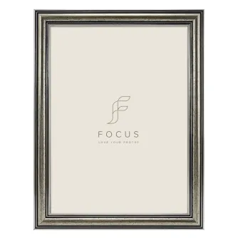 FOCUS Holly Silver 10x13 nuotraukų ramka su svaigžiu pūrio, realų glaso glazuotu, MDF pabaigo, lengvas polistirenas konstrukcija, 20 mm pločiai profilas, tinka 10×13 cm nuotraukai, rodomas portraitu ar landscape FOCUS Holly Silver 10x13 nuotraukų ramka su svaigžiu pūrio, realų glaso glazuotu, MDF pabaigo, lengvas polistirenas konstrukcija, 20 mm pločiai profilas, tinka 10×13 cm nuotraukai, rodomas portraitu ar landscape