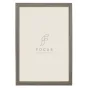 Elegančio FOCUS Grace Walnut 60x80 fotu ramka su vyniu vėnu pinu medu, 13,5 mm profilio dublio, 22 mm dublio, akrilo žemėlapis frontas, tinkama portreto ar horizontālų stovimo į ekraną.