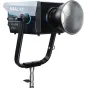 Nanlite FC-1200C 1350 W LED RGBW monolight su Bowens reflektoria, įtraukta į juosčiąjį standą, su sudrabu viršinių pločiu.