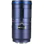 Laowa 180 mm f/4.5 1.5x Ultra Macro APO lenteleui Fujifilm X‑mount, prasivažinta su frontinėmis skaitomomis, apertūros įtėkiais ir žali accentų juosčiu, vadovodotį tąsios tele‑makro funkcijos ir pilnformato ciklas.