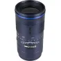 Laowa 180 mm f/4.5 1.5x Ultra Macro APO tavozo Fujifilm X‑mount, su mėlyna akcentų įrašu, detalizuoti fokacijos atstumo skelį ir apertūros skelį, frontinė objektīvo kapšņa įtraukta, iliustruojant tele‑makro dizainą ir aukštesnį 
