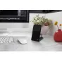 Peak Design Mobile Wireless Charging Stand Qi2 ant marmuru darbības pločos, juosčiai reguliavus aliuminių standą su magnetiniu įkrovimo mechtaju, uz klaviatūru un mygtuku, rodant Qi2 greito įkrovimą.