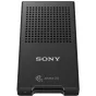 Sony CFexpress Type‑B/XQD USB 3.1 Gen 2 card readeris, kompaktiškas ir su įrūpu įjungtaju, rodomas pirmajių kampas, Sony logotipas ir įskaitan USB‑C į USB‑C ir USB‑C į USB‑A kabelius.