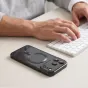 Tech‑Protect juosčiai MagFlex įkastis iPhone 17/18 Pro su transparentų bėgų ir MažSafe įsipareigojimo įrankiu, rodomas ant darbų stovimo skyrius su baltu klaviatūru