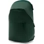 Peak Design City Backpack 22L cyprus žaliaus, pirmajių kampas su frontuolio žymėjimo mygtuku, brandu ženklu ir weather‑resistant recycled fabric.