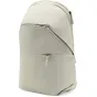 Peak Design City Backpack 22L moon krāsu su front zippered pocket, brand tag ir top zipper ant baltos fonoje.