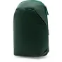 Peak Design City Backpack 15L (cypress green), priekšpogadė su brändu ženklu ir pusės įtraukimo mygtuku ant baltos fono.
