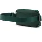 Peak Design City Sling 2L cyprus žalia, pusės kampas su reguliavimų juos ir greito įsijimo buckles, weather‑resistant recycled MonoShell material.