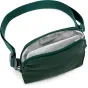 Peak Design City Sling 2L žaliausias sling bag su reguliavimų įjausiu, atidarytas zipperiu, rodantis baltą vidinį, plaukiausį dalikojimą ir magnetinį pąį, iškeltajų iš pažeidotas MonoShell medžiagų.