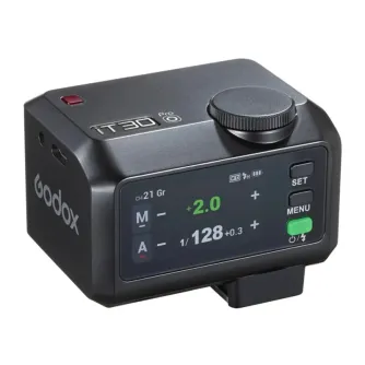 Godox iT30Pro kompakti TTL šviesas for Olympus kameras, juos kūno su didžiuoju valdymo dialekse, krāsu ekranas rodoma +2.0 ir 1/128 galvą, USB‑C įkrovimo įėjimas, pėdsėje SET ir MENU mygtukai, 120 g kompaktiška.