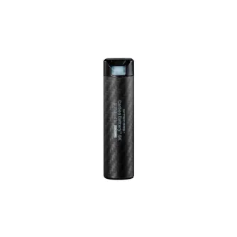 Nitecore Carbon Battery 6K ultralight 6000 mAh karbono fiberų power bankas su USB‑C įkrovimo ir iškrovimo, IP68 krovimo ir vandens apsardos, trys raudonosios LED žymėjimas, pafinėtas ant baltos fono.