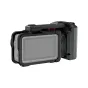 JJC SSK OA6 ScoutSnap Kit for DJI Osmo Action 6 – juosios aluminijos kase su magnetiniu greitą leidymu ir reguliavimų mygtuku mygtuku, parodžiam su įkelta kamera ir visomis prieiga parinktėmis.