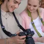 Leofoto L-CS-207 juosios kameros slėvas su Quick-Attach Kugliu sistemu, redama su Sony kameru ir zaļia slėva nuvė, rodant komfortą ir 360° šviesėjimą.