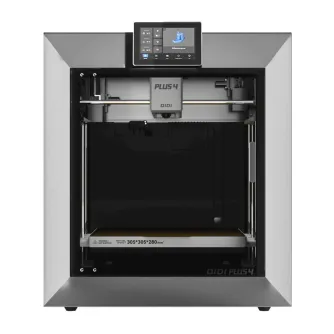 QiDi Plus 4 FDM 3D printer su atvērtu priekšiniu kapu, rodantis 305×305×280 mm formos, įsikūrę kamerą, 5‑duočių HD ekraną ir extruderį, tinkamą aukštosios temperatūros plėtros.