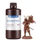 AnyCubic Standard Resin Crimson Clay 1 kg kemeras su detalizuoti samurajų figūra, iliustruojant fotopolimerų reziną dly 405 nm LCD/DLP 3D spaudiklius.