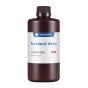 ANYCUBIC Standard Resin Crimson Clay 1 kg juosčiai plastikos kemeras su baltu žymėjimu, baltos lapeliu ir šikšnos kolpačiu, frontinis važiuojimas ant baltos fono