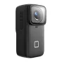 Juosiajuos SJCAM C200 Pro akcijos kameras, rodomos iš pusės ir priekškos, su didžiuoju tvenkinio, pusės mygtuku su M ir mygtuku, ir kvadrata mygtuku priešne.