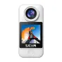 Baltasis SJCAM C300 Pocket Action Camera su 1,3‑ilgio ekranu, kurį rodo skatininką su oranžiu smogu prieš mėlyną dangų, akcentuojant kompaktų 4K funkciją.