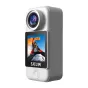 Baltasis SJCAM C300 Pocket Action Camera su įvalstyvojoje lėnžų šiuje, 1,3‑duočių tacto ekraną rožantį skydėją su skydėju ant sniegas, SJCAM logotipas ekranas zemė, žalia pėdėjā pusė ir daurinė mygtuku poga zemėje.
