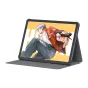 HUION Kamvas Pad 12 grafinis tabletis su tamsiai grąžiu kėsėje, ekranas rodo anime karakterį su mėlynais šviesias, įsikūrę kalmą, 12,2‑duo inčio 2K ekranas