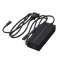 UNITREE Go2 Fast Charger su juosčiais baltosjomis ribinėmis kovose, prieijungta coiled kabeliu su ASV įkrovimo įjungtuku ir DC įjungtuku, pafinėta ant šviesios baltos fono.