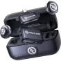 Hollyland Lark M3 Combo 2TX & 2RX beveiksuos mikrofonų komplektras su atidarytu įkrovimo laukeliu, du 9 g transmiteriais, kamerų gaikėju, USB‑C gaikėju ir beveiksuomis mikrofonų kapsulomis.