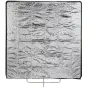 Quadralite 120×120 cm svaigžias lodes panelis su juosčiais krėstėmis, įdeduojamas į metalinį standą, rodomas škrįstą reflektorinį pločią.