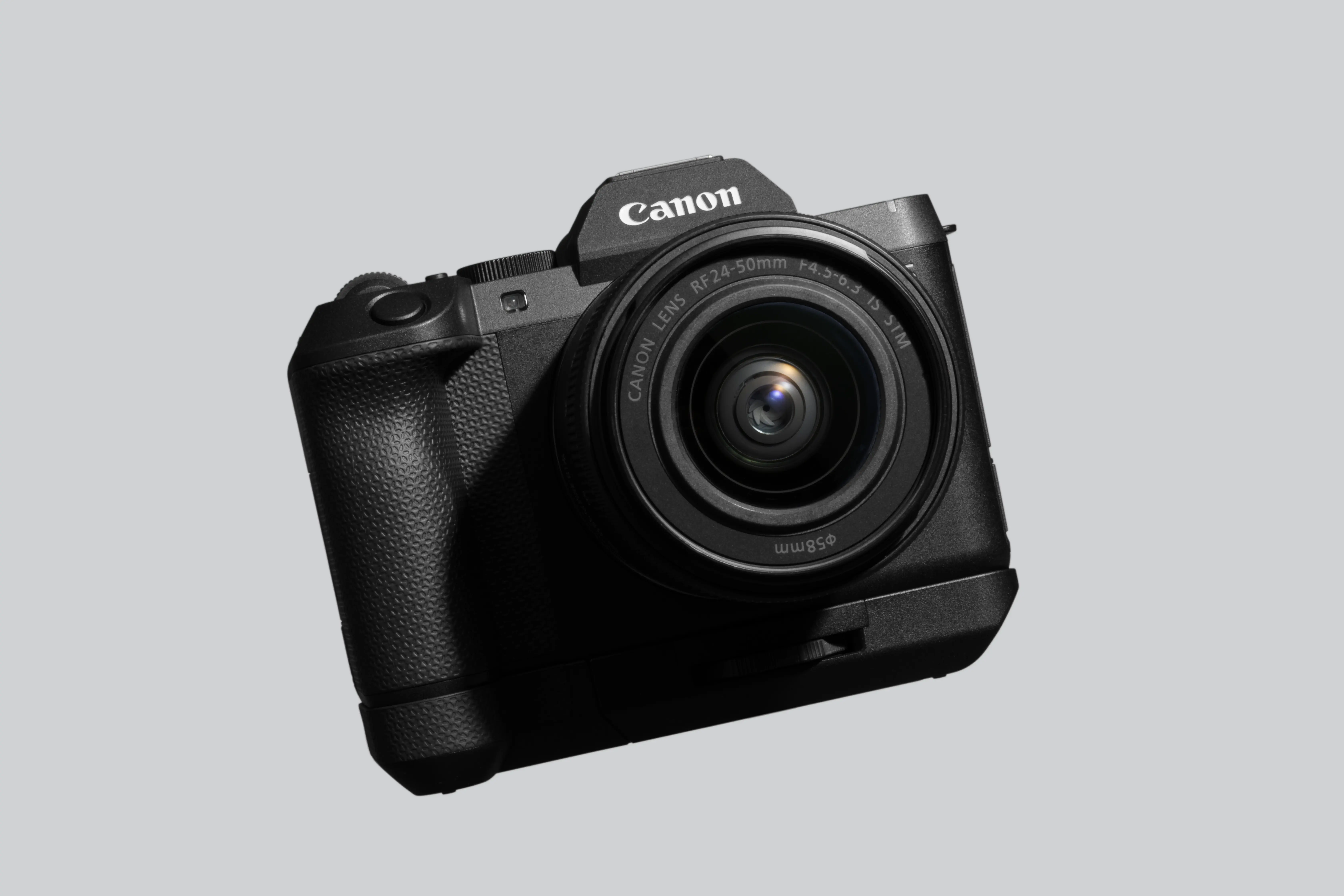 Canon EOS R8 Mark II su Extension Grip EG-E2
