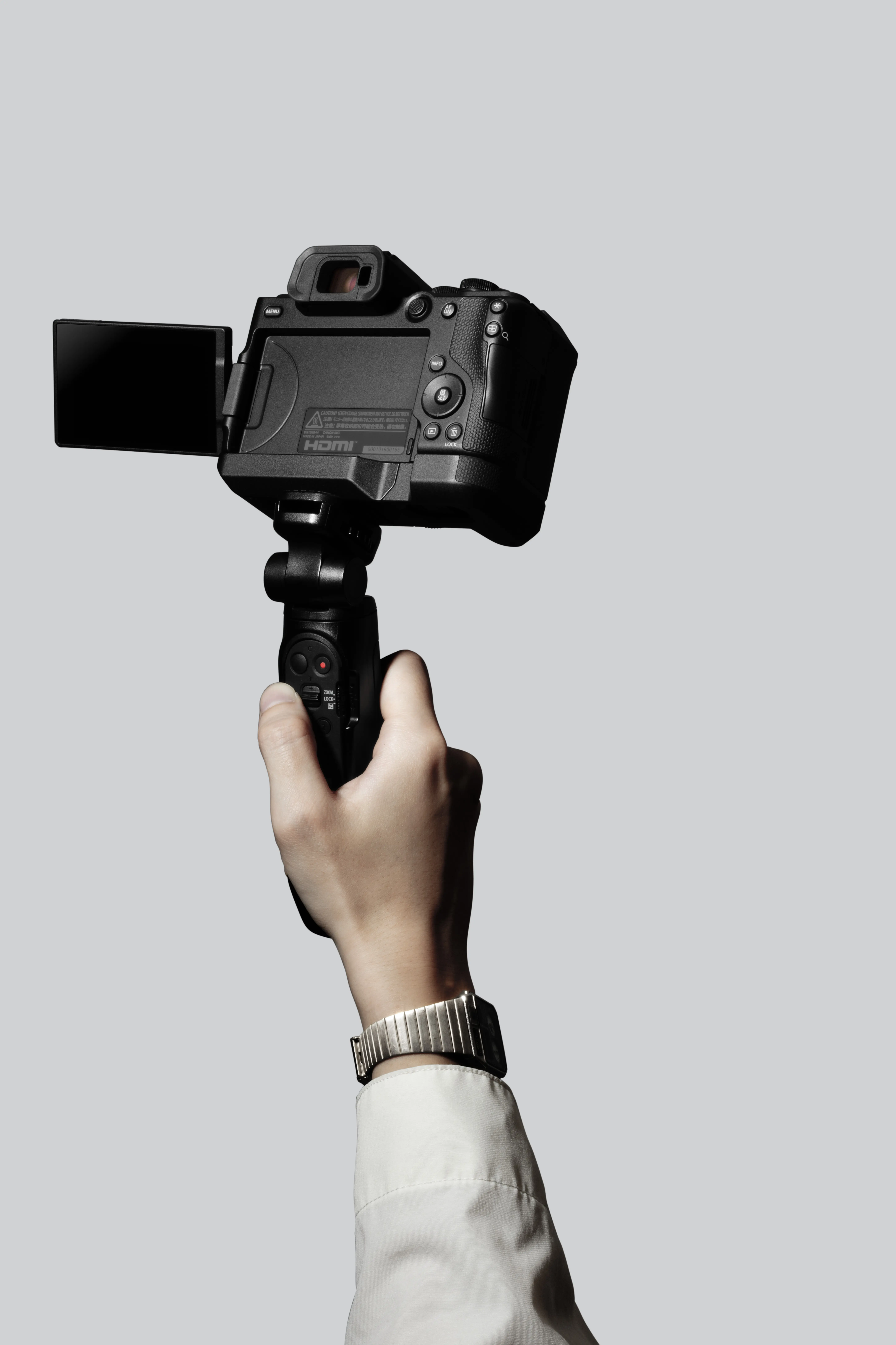 Canon EOS R8 Mark II su Tripod Grip HG-200TBR rankoje